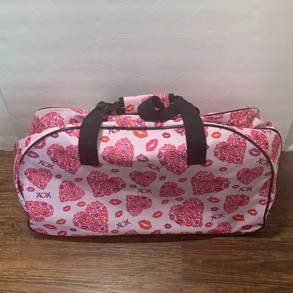 Betsey Johnson Rolling Suitcase Duffle Bag Lips XOX Hearts Pink NWT - Picture 4 of 10